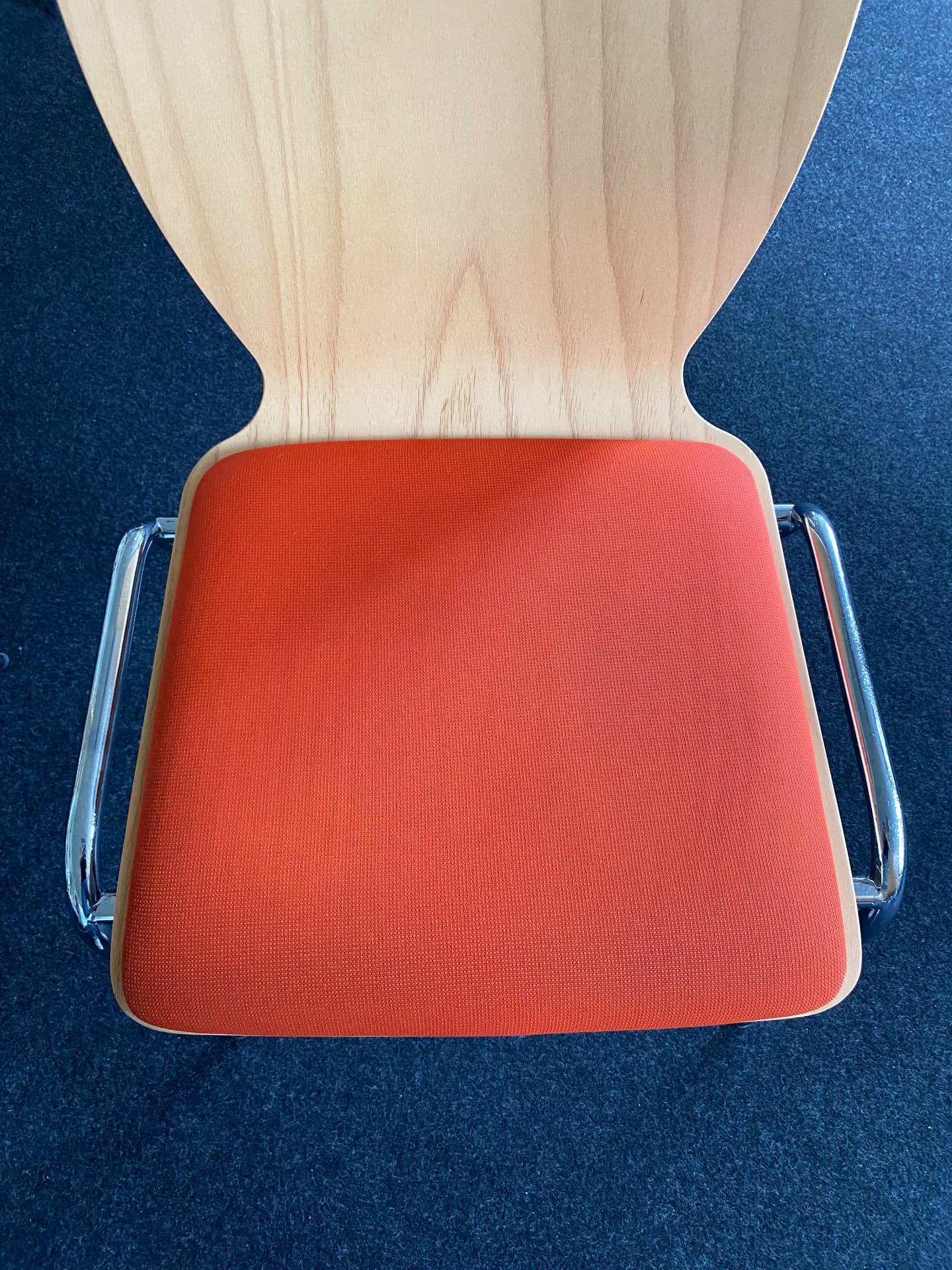 Gereinigter oranger Bürostuhl nach der Fleckenentfernung