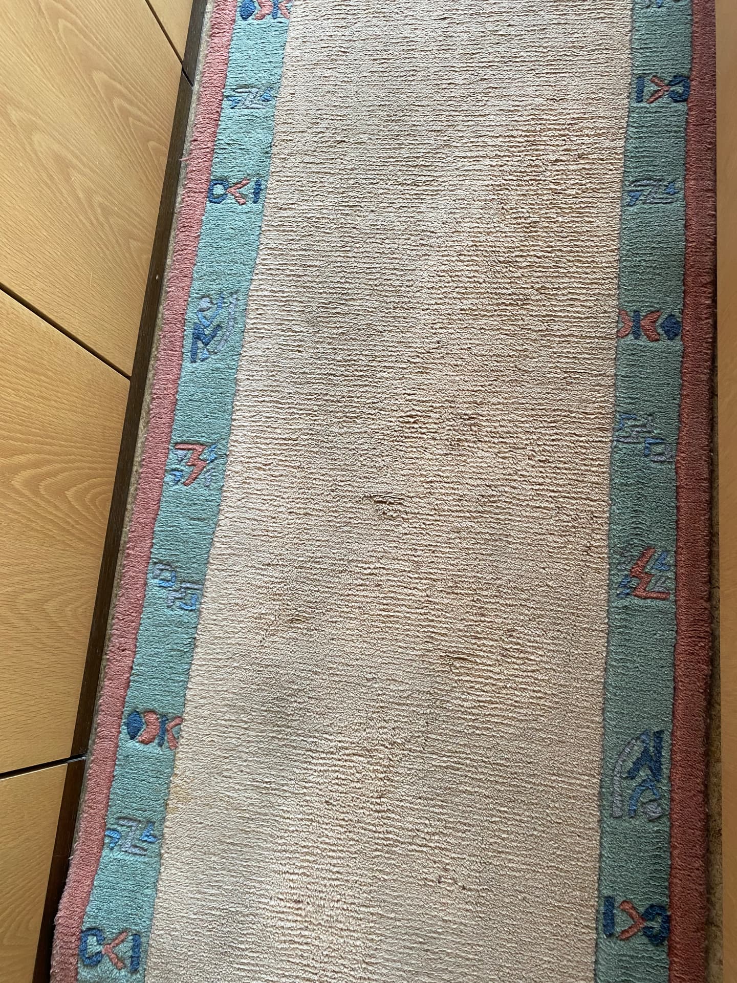 Gereinigter beiger Teppichläufer nach der Fleckenbehandlung