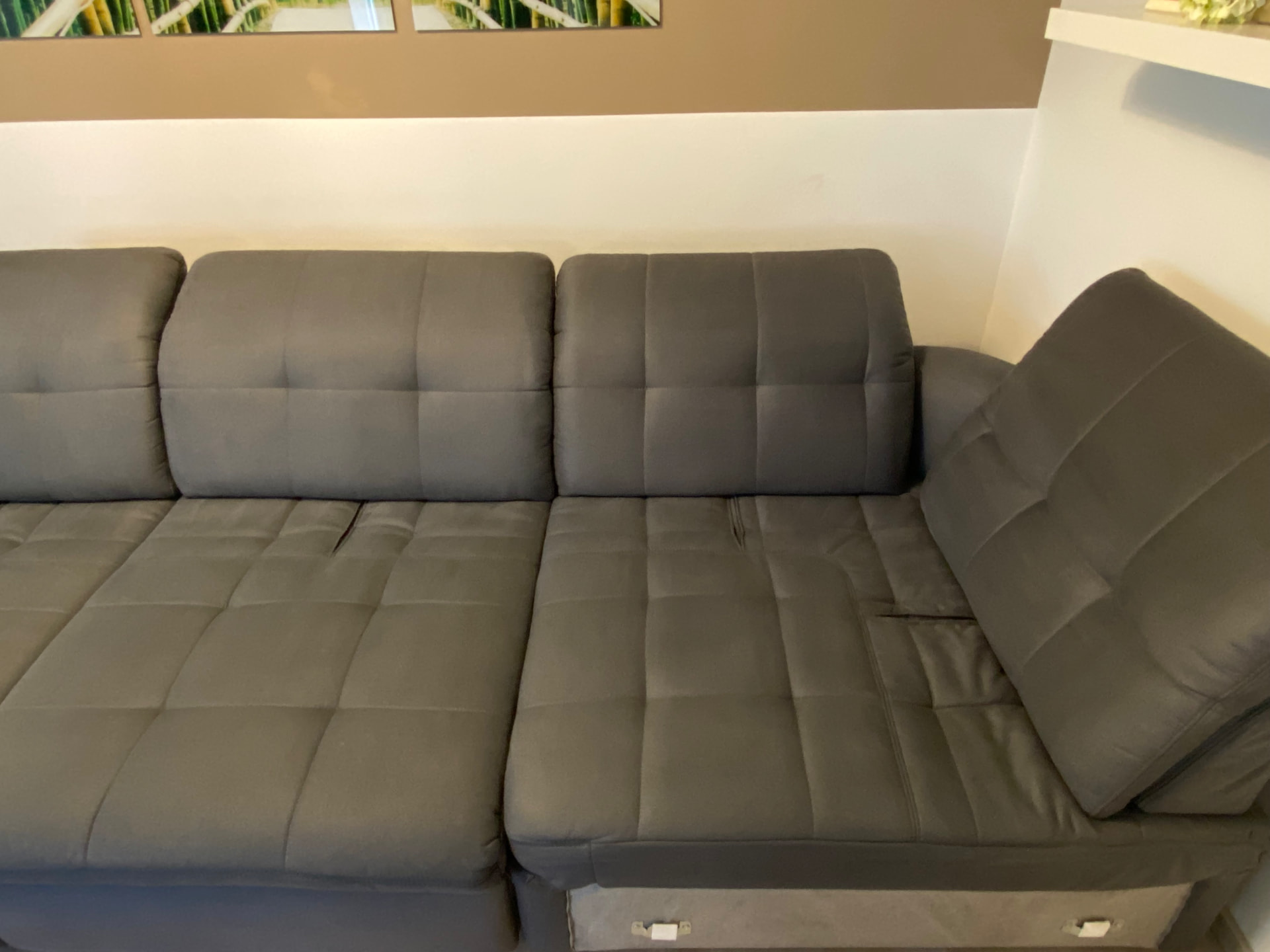 Gereinigtes graues Stoffsofa – Ergebnis einer GlattGlanz Polsterreinigung