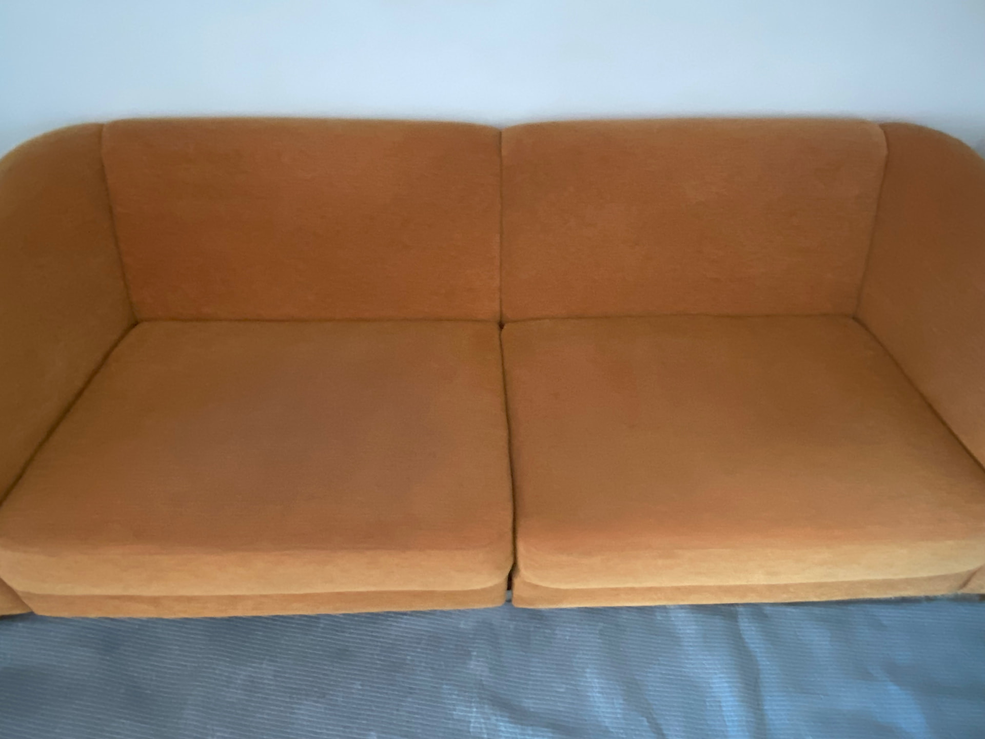 Sofa orange Sitzfläche · München nachher