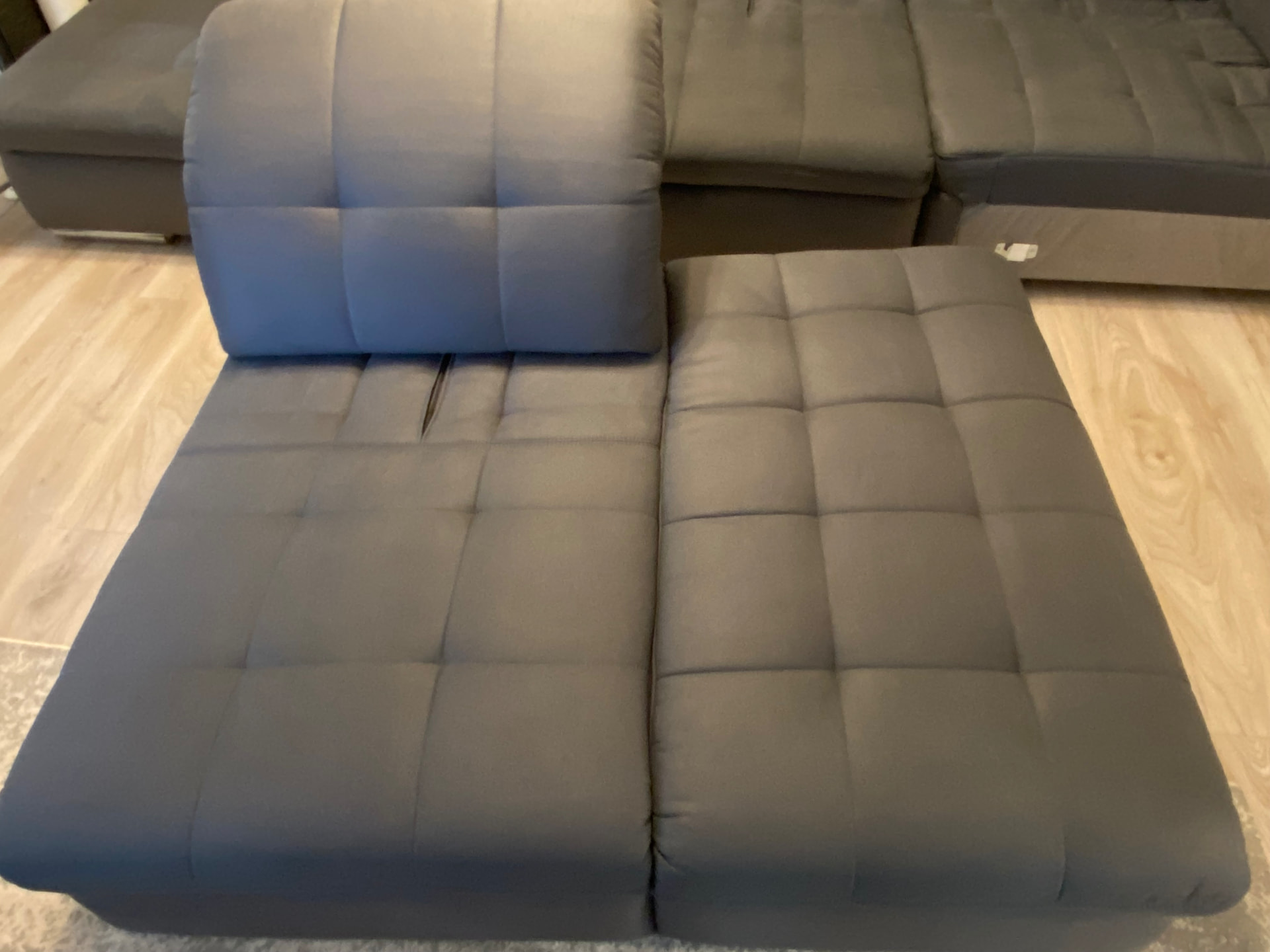 Gereinigte Liegefläche eines Schlafsofas nach der Hygienereinigung